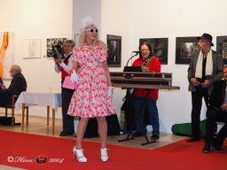 Fashion Show in der Contemplor Galerie Wien am 14. 03. 2024